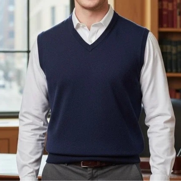 Peter Millar V neck merino wool sweater vest in navy size L